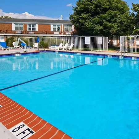 Clarion Inn Falls Church- Arlington Exterior foto