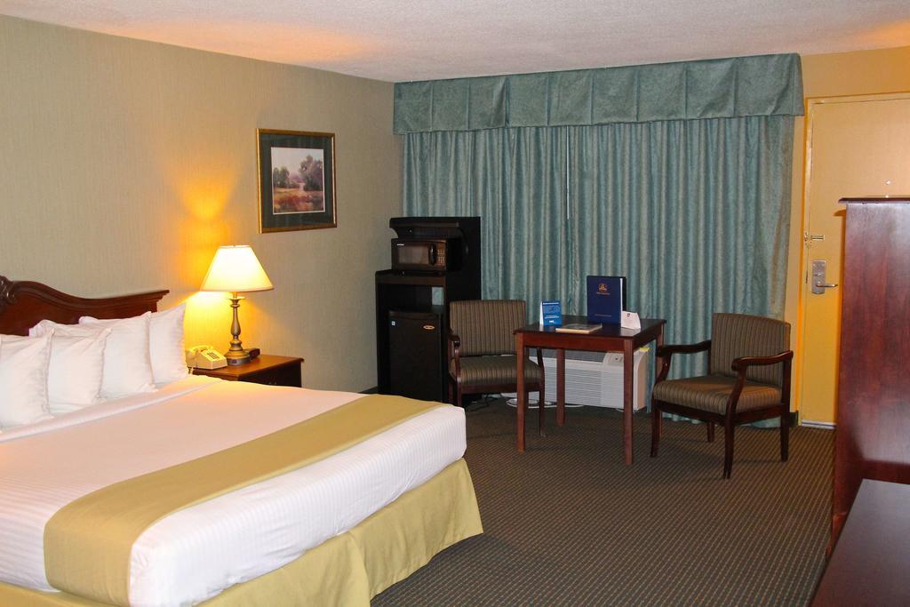 Clarion Inn Falls Church- Arlington Exterior foto